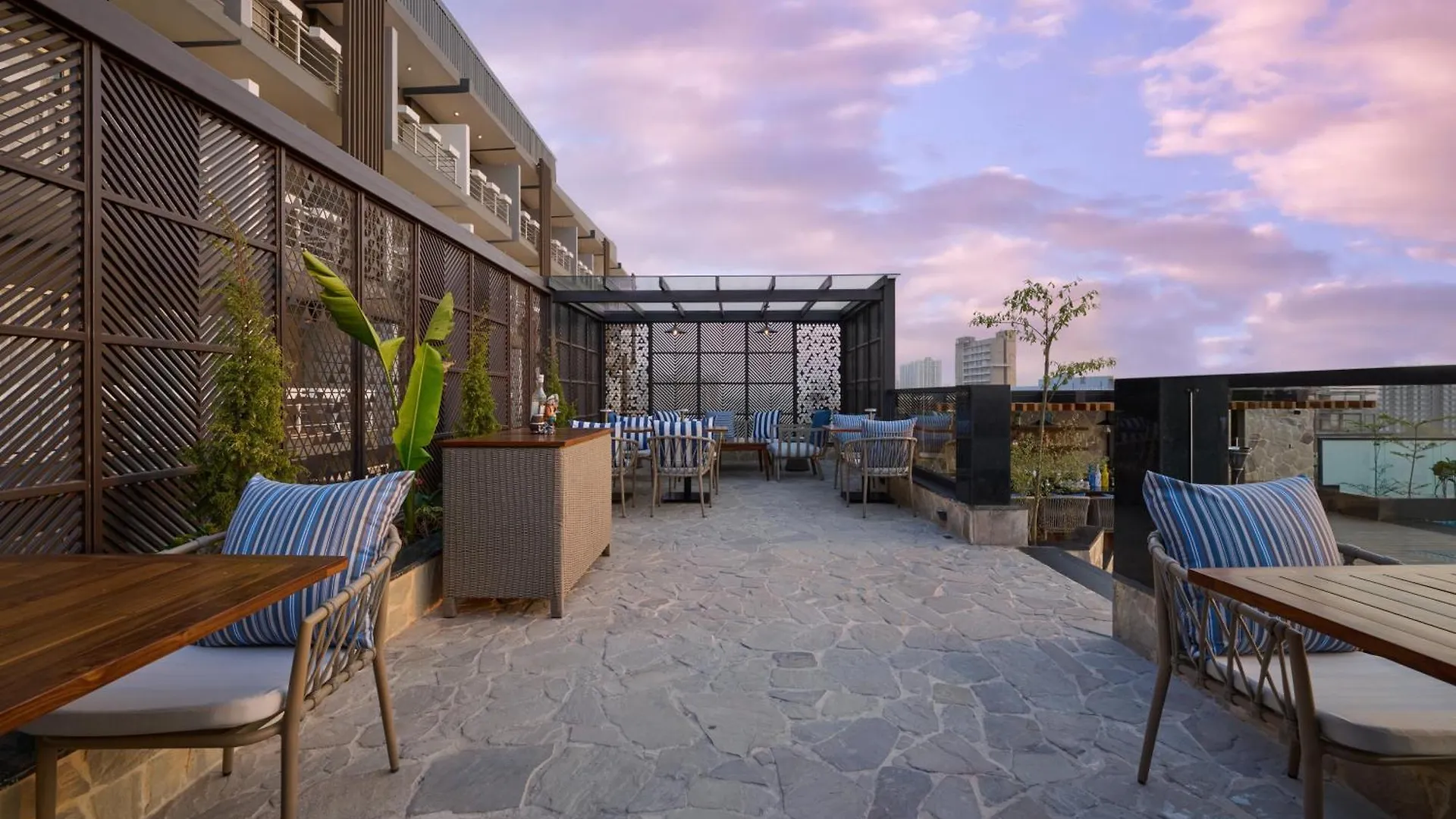 Iris Sarovar Portico Gurgaon Hotel
