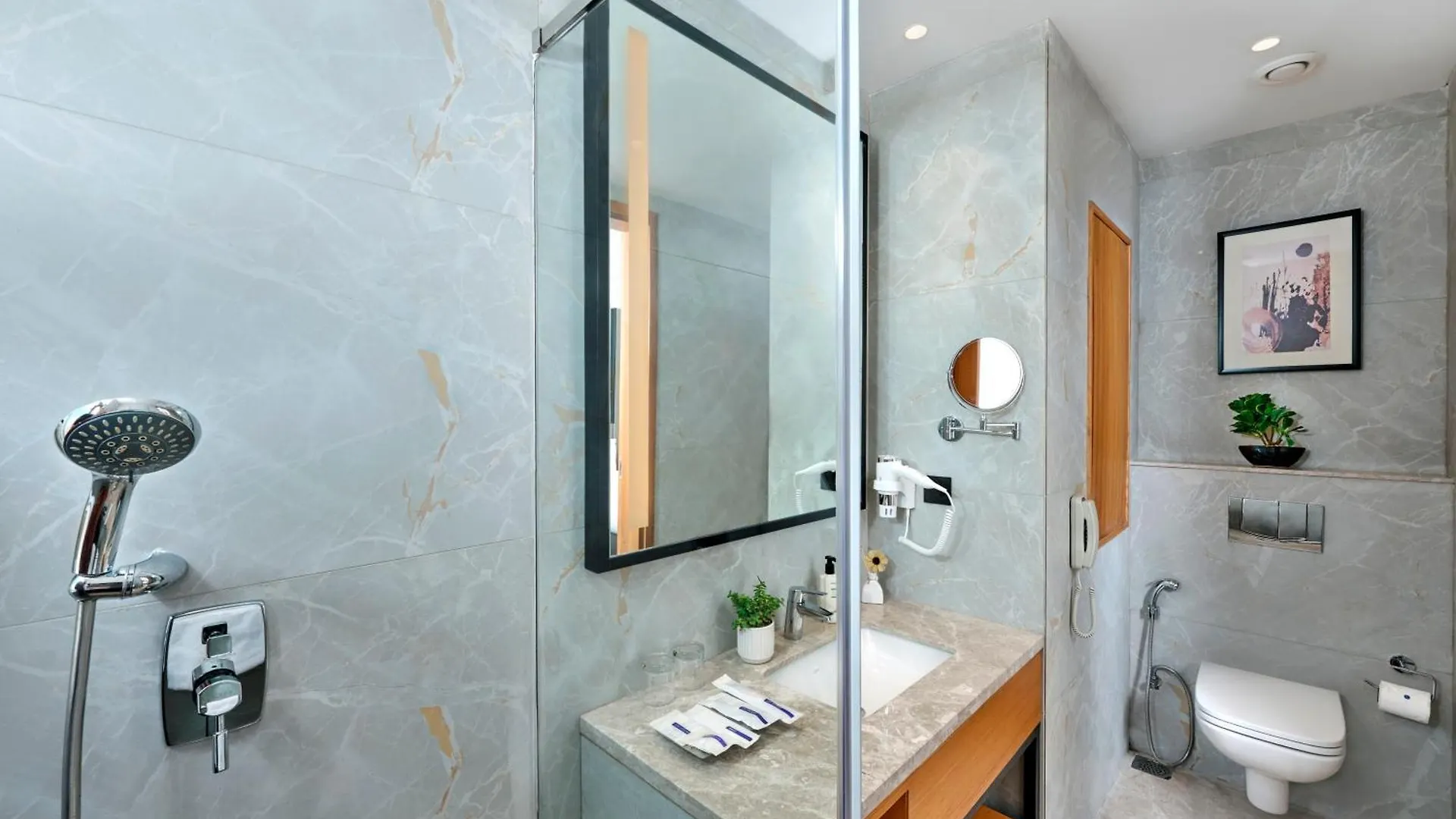 Iris Sarovar Portico Gurgaon 4*,  India